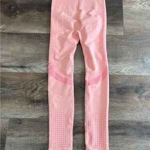 Athlete body Seamless Peach Leggings with Geometric Perforations NWOT size XS/S